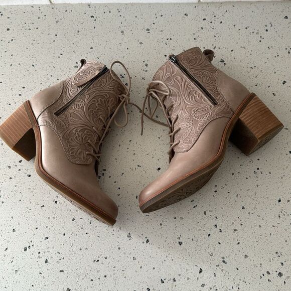 Sofft Sondra Light Taupe Leather Embossed Floral Block Heel Ankle Boots Size 9.5 - Picture 12 of 14